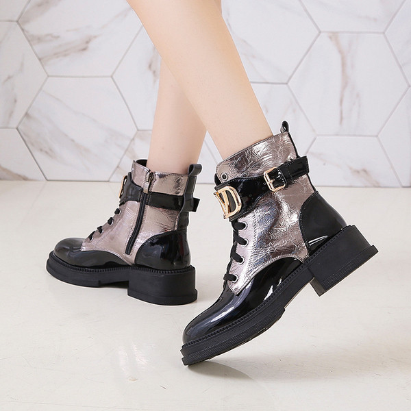 Μοντέρνες γυναικείες μπότες με μεταλλικό στοιχείο σε δύο χρώματα