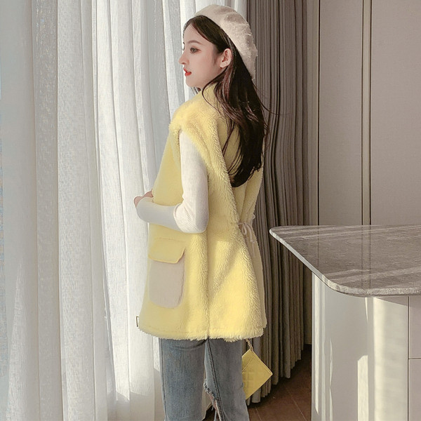 Női mellény új modellje fehér és sárga zsebekkel