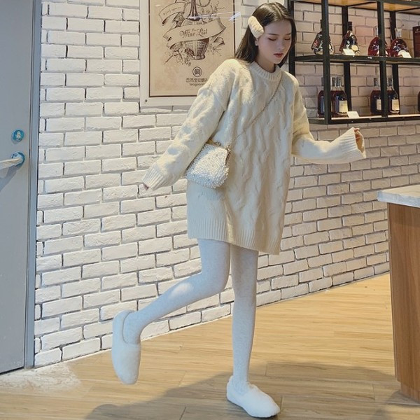 Hosszú, vastag pulóver fehér és rózsaszín színben