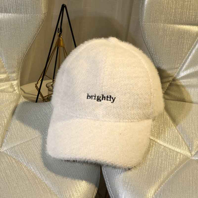 Γυναικείο καπέλο με γείσο και επιγραφή σε διάφορα χρώματα