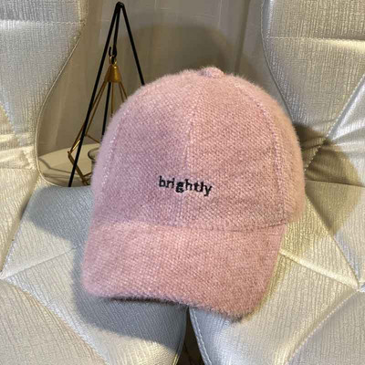 Γυναικείο καπέλο με γείσο και επιγραφή σε διάφορα χρώματα