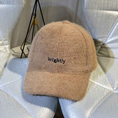 Γυναικείο καπέλο με γείσο και επιγραφή σε διάφορα χρώματα