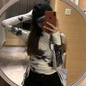 Rövid testhezálló blúz nyakkendővel és színes mintával