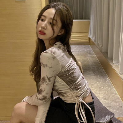 Rövid testhezálló blúz nyakkendővel és színes mintával