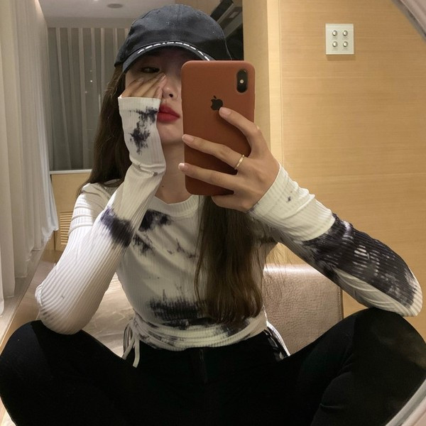 Rövid testhezálló blúz nyakkendővel és színes mintával