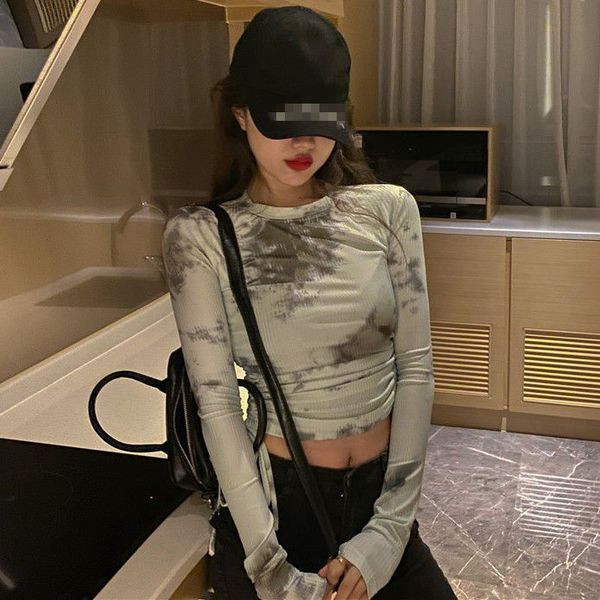 Rövid testhezálló blúz nyakkendővel és színes mintával