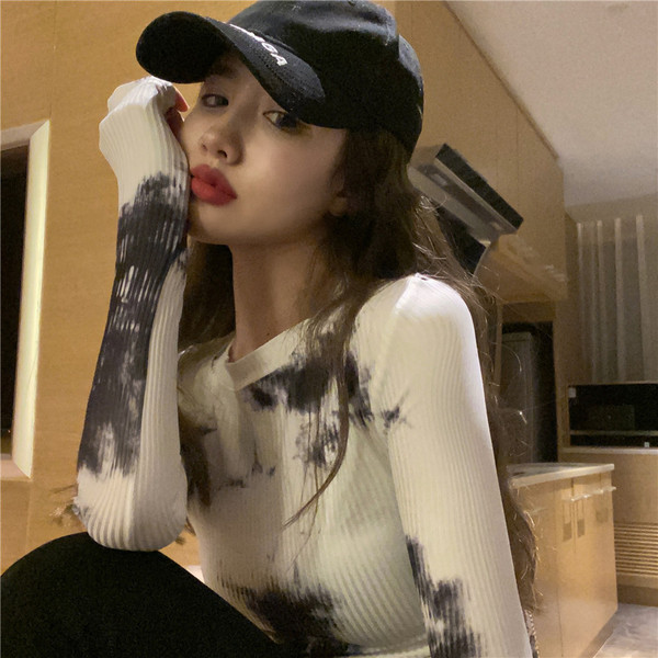 Rövid testhezálló blúz nyakkendővel és színes mintával