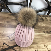 Aktuális női téli sapka pehelytal, különböző színekben