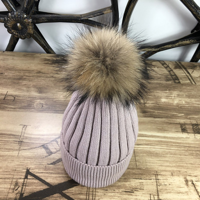 Aktuális női téli sapka pehelytal, különböző színekben