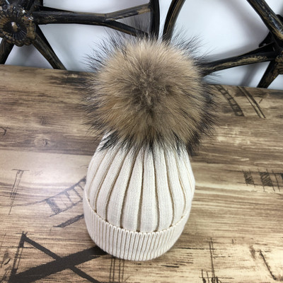 Aktuális női téli sapka pehelytal, különböző színekben