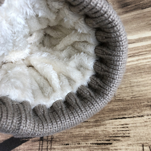 Aktuális női téli sapka pehelytal, különböző színekben