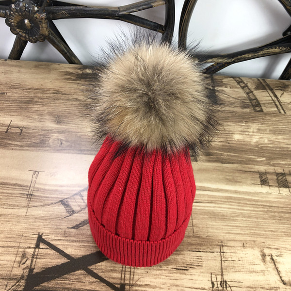 Aktuális női téli sapka pehelytal, különböző színekben