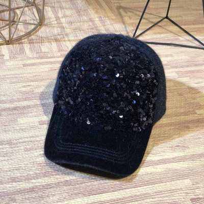 Μοντέρνο γυναικείο καπέλο με γείσο και πούλιες σε μαύρο και άσπρο χρώμα