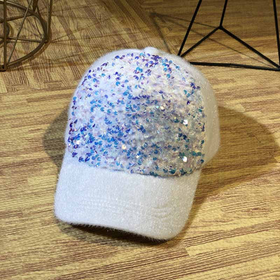 Μοντέρνο γυναικείο καπέλο με γείσο και πούλιες σε μαύρο και άσπρο χρώμα