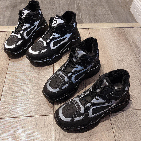 Alkalmi női tornacipő fűzővel és puha béléssel, fekete színben