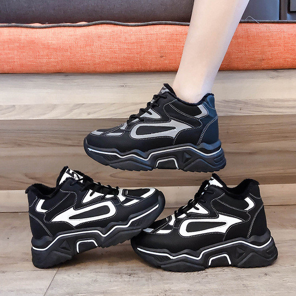 Alkalmi női tornacipő fűzővel és puha béléssel, fekete színben