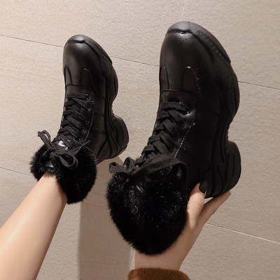 Μοντέρνες γυναικείες μπότες από οικολογικό δέρμα σε μαύρο και άσπρο χρώμα