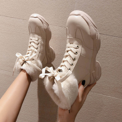 Μοντέρνες γυναικείες μπότες από οικολογικό δέρμα σε μαύρο και άσπρο χρώμα