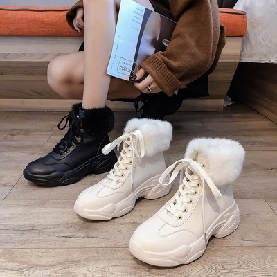 Μοντέρνες γυναικείες μπότες από οικολογικό δέρμα σε μαύρο και άσπρο χρώμα