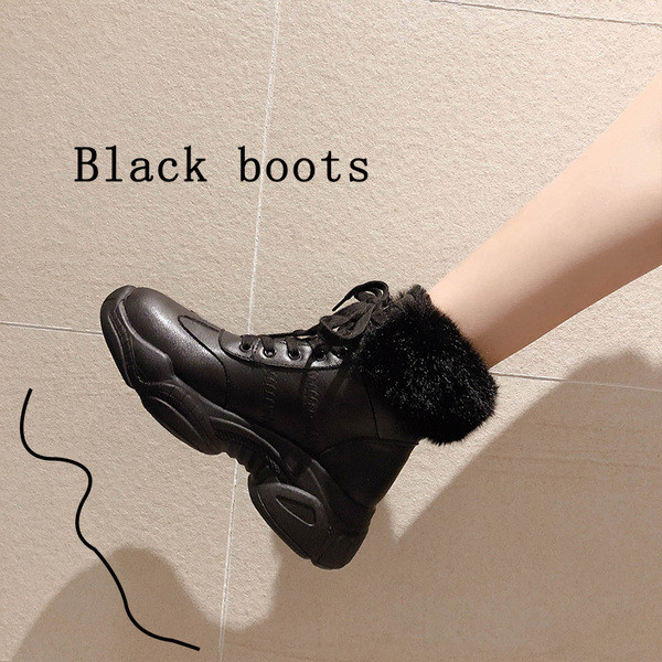 Μοντέρνες γυναικείες μπότες από οικολογικό δέρμα σε μαύρο και άσπρο χρώμα