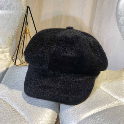 Κομψό χειμωνιάτικο γυναικείο καπέλο σε μαύρο, ροζ και λευκό χρώμα