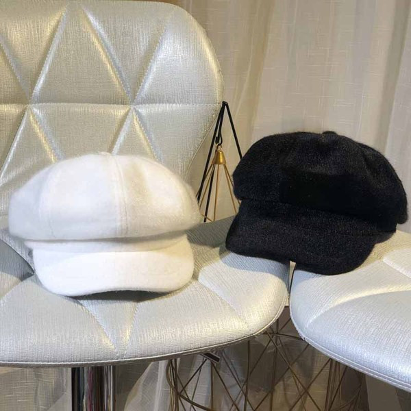 Κομψό χειμωνιάτικο γυναικείο καπέλο σε μαύρο, ροζ και λευκό χρώμα