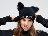 Modern női téli sapka tollal és rátéttel fekete színben