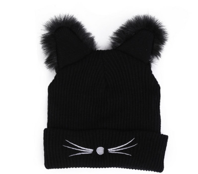 Modern női téli sapka tollal és rátéttel fekete színben