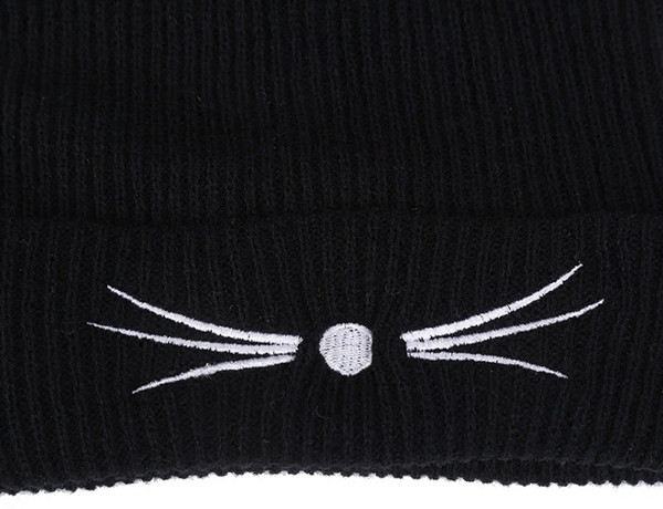 Modern női téli sapka tollal és rátéttel fekete színben