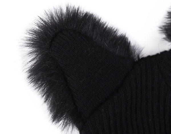 Modern női téli sapka tollal és rátéttel fekete színben