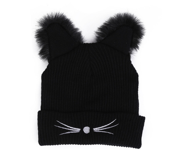 Modern női téli sapka tollal és rátéttel fekete színben