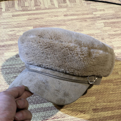 Γυναικεία χειμερινή τραγιάσκα με μεταλλική διακόσμηση σε διάφορα χρώματα