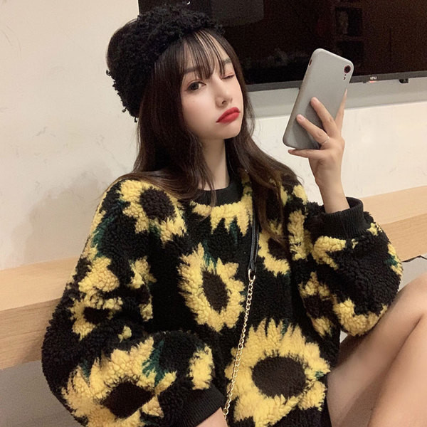 Aktuális női pulóver ovális nyakkivágással és virágmintával