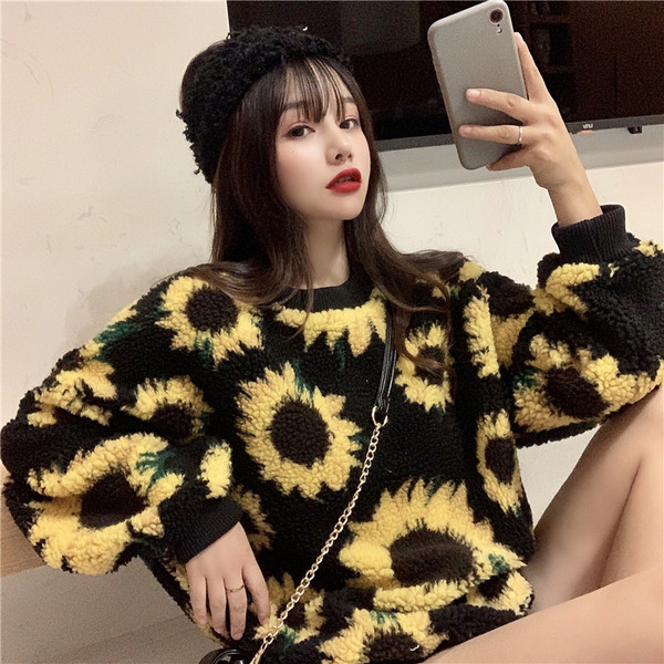 Aktuális női pulóver ovális nyakkivágással és virágmintával