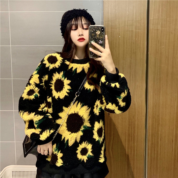 Aktuális női pulóver ovális nyakkivágással és virágmintával