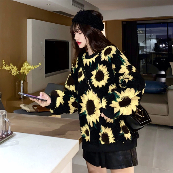 Aktuális női pulóver ovális nyakkivágással és virágmintával