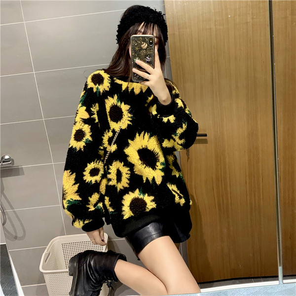 Aktuális női pulóver ovális nyakkivágással és virágmintával