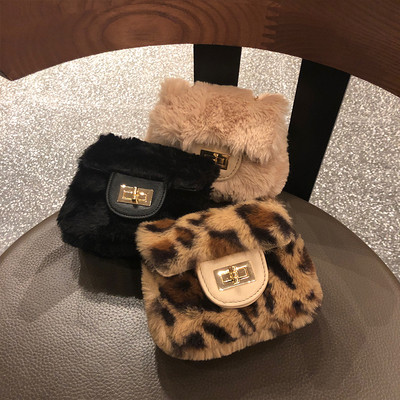 Μοντέρνα γυναικεία τσάντα σε τρία χρώματα με μεταλλική λαβή