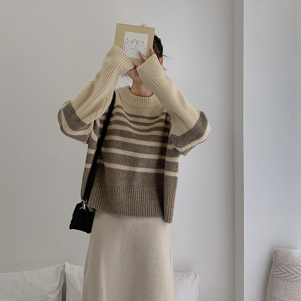 Γυναικείο casual πουλόβερ σε δύο χρώματα με οβάλ ντεκολτέ