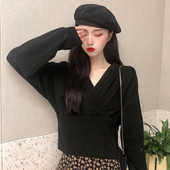 Γυναικεία μοντέρνα κοντή μπλούζα σε άσπρο και μαύρο χρώμα με λαιμόκοψη