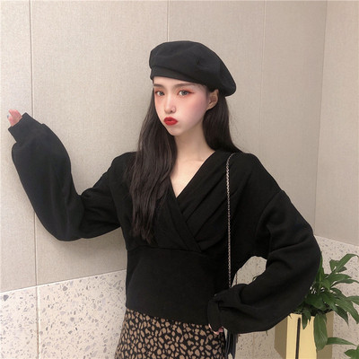 Γυναικεία μοντέρνα κοντή μπλούζα σε άσπρο και μαύρο χρώμα με λαιμόκοψη