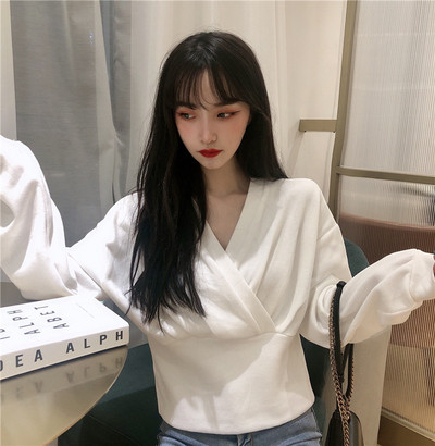 Γυναικεία μοντέρνα κοντή μπλούζα σε άσπρο και μαύρο χρώμα με λαιμόκοψη