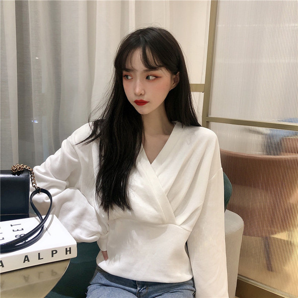 Γυναικεία μοντέρνα κοντή μπλούζα σε άσπρο και μαύρο χρώμα με λαιμόκοψη