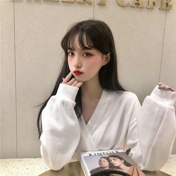 Γυναικεία μοντέρνα κοντή μπλούζα σε άσπρο και μαύρο χρώμα με λαιμόκοψη