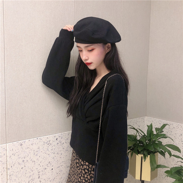 Γυναικεία μοντέρνα κοντή μπλούζα σε άσπρο και μαύρο χρώμα με λαιμόκοψη