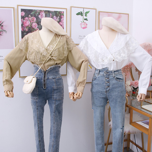 Νέο μοντέλο μοντέρνο γυναικείο πουκάμισο με βαθύ λαιμόκοψη στο λευκό, μπεζ και μαύρο χρώμα