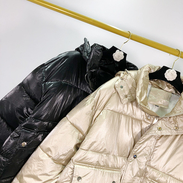 Geaca de iarna de dama cu buzunare in bej si negru cu efect stralucitor