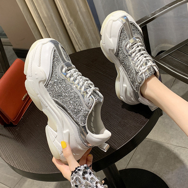 Μοντέρνα γυναικεία αθλητικά παπούτσια με κομψό αποτέλεσμα και σκληρή σόλα