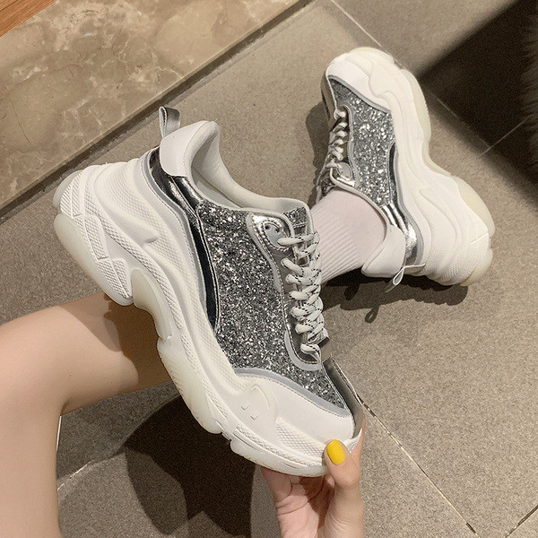 Μοντέρνα γυναικεία αθλητικά παπούτσια με κομψό αποτέλεσμα και σκληρή σόλα