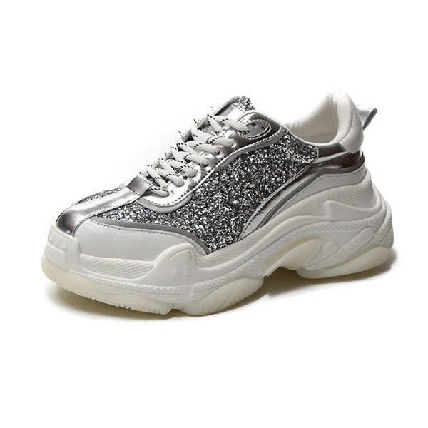 Μοντέρνα γυναικεία αθλητικά παπούτσια με κομψό αποτέλεσμα και σκληρή σόλα